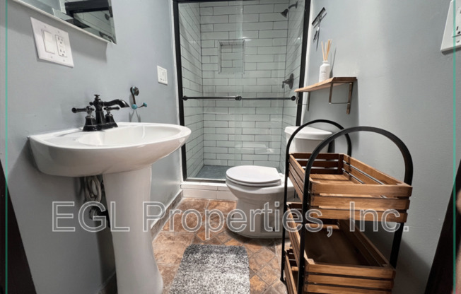 6657 Lindenhurst Ave.