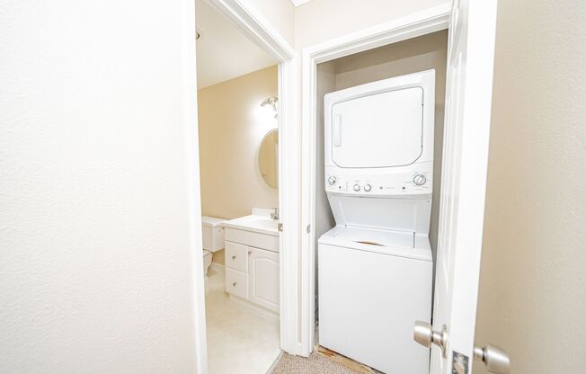 2 beds, 1 bath, $2,200, Unit 114