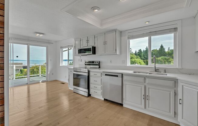 4 bedroom home in Federal Way with breathtaking views!