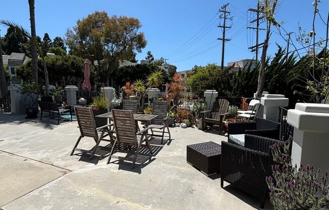 1 Bed Apartment in Prime Playa Del Rey -  Parking Garage Available  !!! — Walk to Beach, Shop & More!