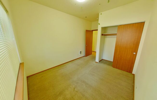 3 beds, 2 baths, $2,400, Unit 301