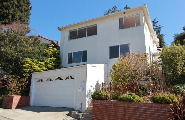 4 Bedroom Mid-Century Oakmore Property With View of Bay