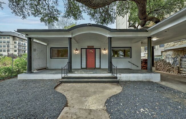 House available in West Campus with walking distance to Bus Stop