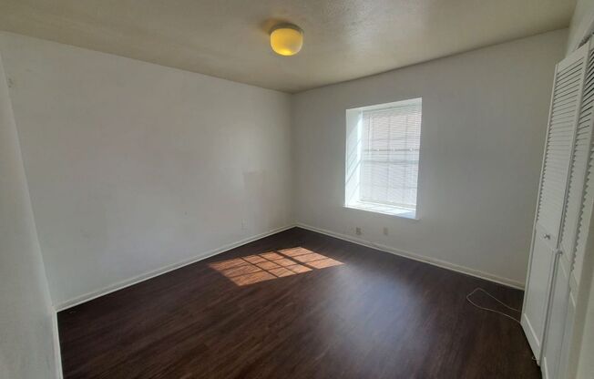 2 beds, 1 bath, $950, Unit Apartment