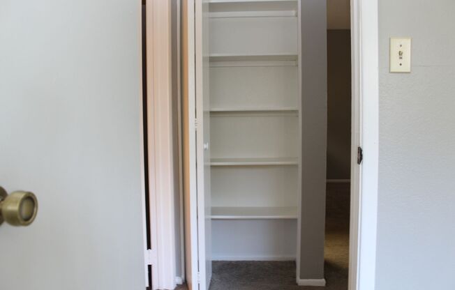 2 beds, 1 bath, 830 sqft, $1,275, Unit 132