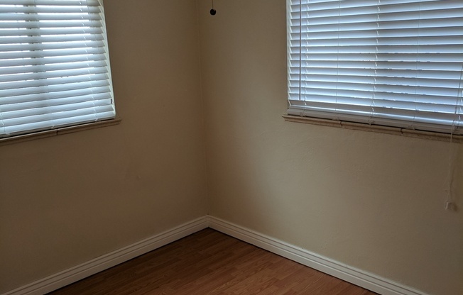 2 beds, 1 bath, $1,900, Unit 816 S Sherman St 02