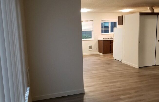 2 beds, 1 bath, 850 sqft, $1,425, Unit Twin Fir Apartments