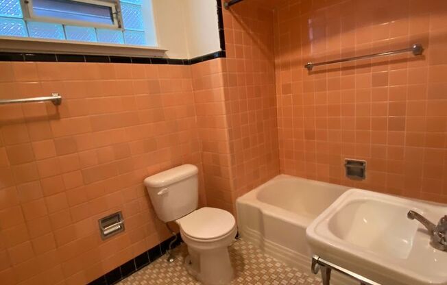 Great One Bedroom on Fifth Ave in Oakland! Amazing Campus Location! Call Today!