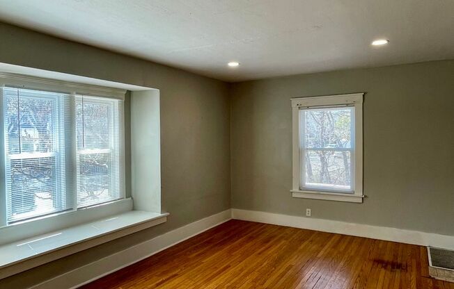 Spacious 5 Bedroom 2 Bath Townhome in Field Club