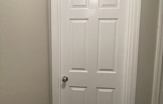 2 beds, 1 bath, 945 sqft, $1,575, Unit 033