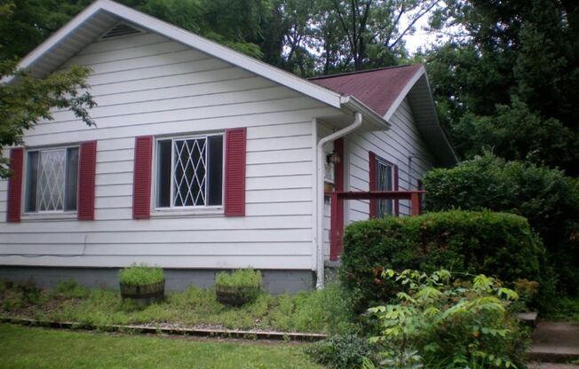 3 bd/1.5 bath Charming Home just 4 blocks from IU Jacob's School of Music - Available August 2026!