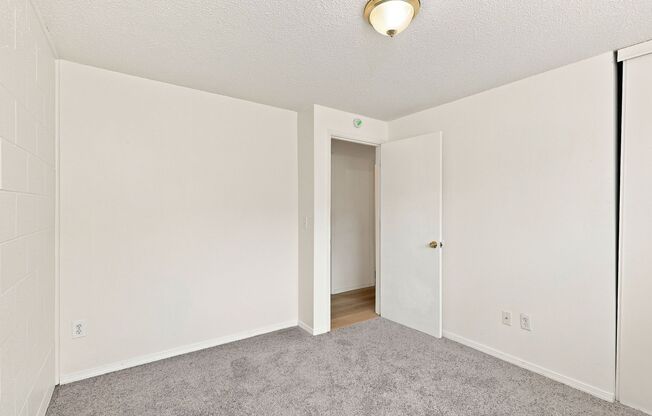 3 beds, 1 bath, 864 sqft, $1,495, Unit 39