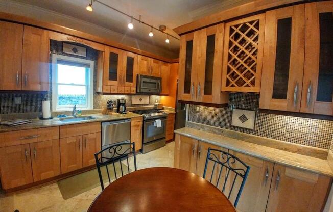 1 bed, 1 bath, 700 sqft, $4,950