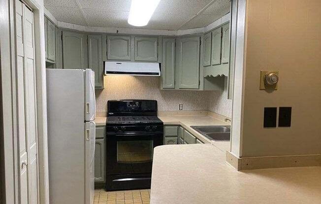 2072 E ROXBORO RD NE