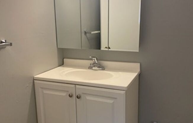 1 bed, 1 bath, 725 sqft, $1,350, Unit D12