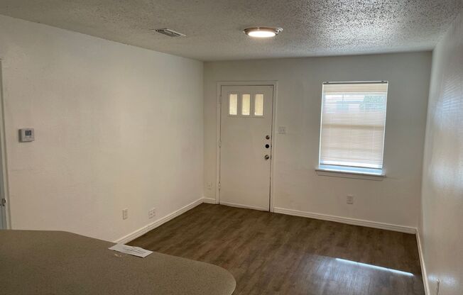 2 beds, 1 bath, 750 sqft, $595, Unit A