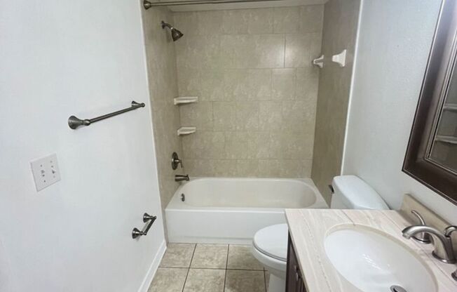 Nice 1/1 apartment  - move in now no rent till January