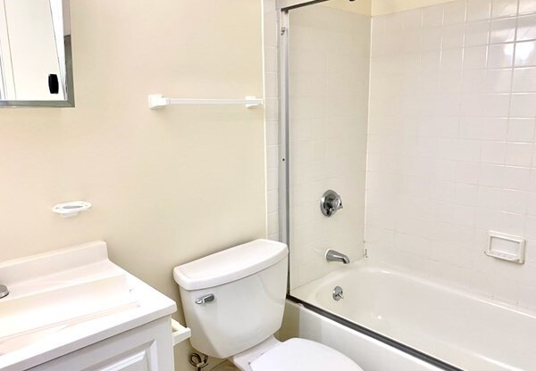 3 beds, 1 bath, 1,200 sqft, $4,500, Unit 38