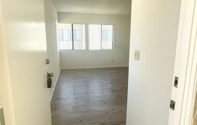 Spacious Single Level Upstairs Apartment!