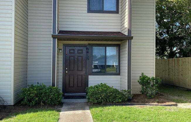 Townhouse with Large Floorplan Convenient to Tyndall AFB!