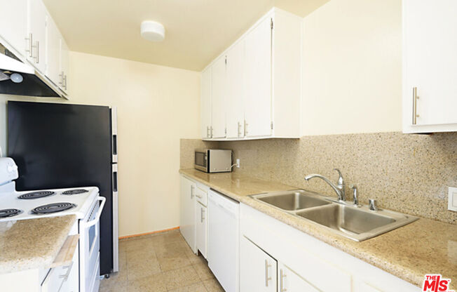 2 beds, 2 baths, 884 sqft, $3,800, Unit 306
