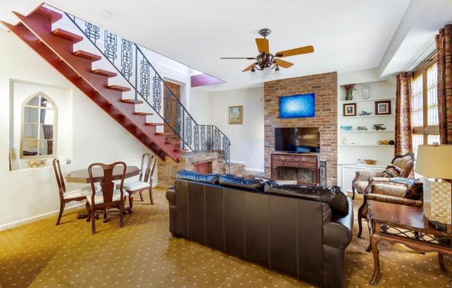 2 beds, 1 bath, 1,000 sqft, $5,250