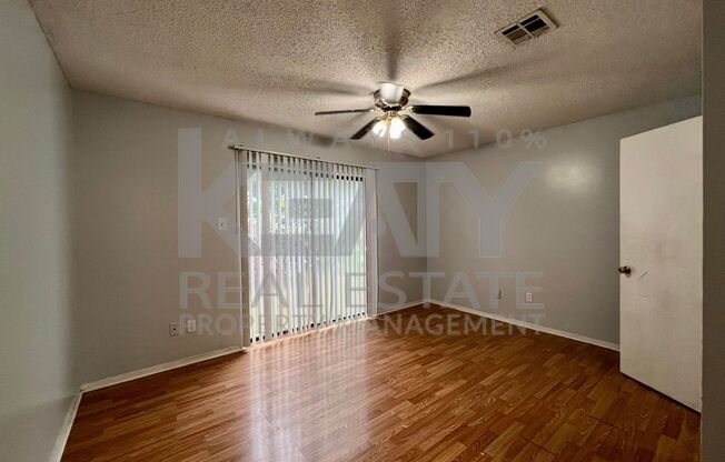 2 beds, 1.5 baths, 950 sqft, $700, Unit B