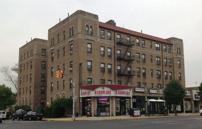 2 beds, 1 bath, $2,300, Unit B42