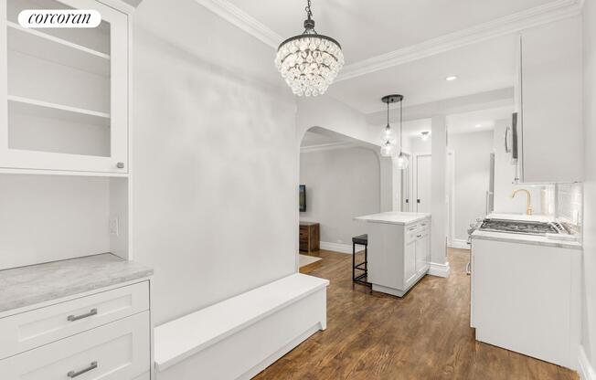 210 W 19 ST
