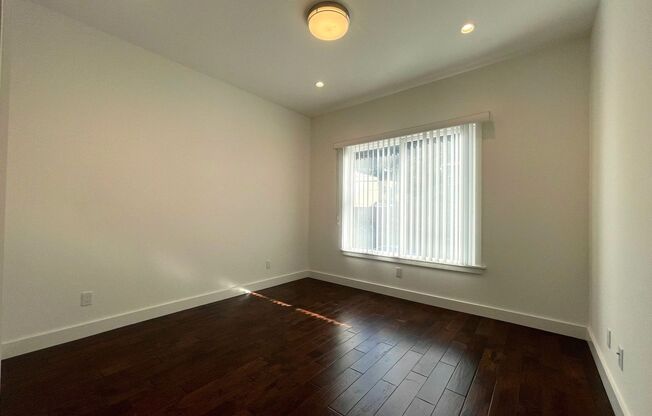 Nice and bright 2 beds and 2 baths with beautiful hardwood floor throughout.