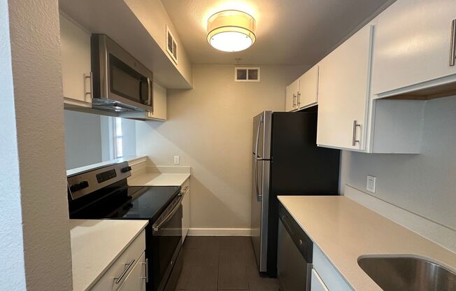 2 beds, 1 bath, 667 sqft, $995, Unit Unit 303