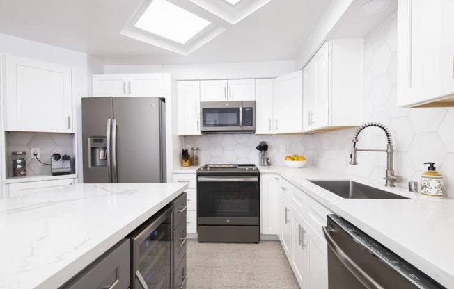 2BR/2BA Downtown Marina District Condo - Gated Community, In-Unit Laundry, Assigned Parking, and Pet Friendly!