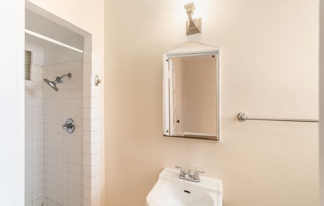 1 bed, 1 bath, $1,850, Unit 2318 Santa Clara Ave #H - LU