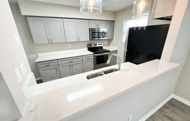 2 beds, 2 baths, 950 sqft, $1,740, Unit 2111-10 R