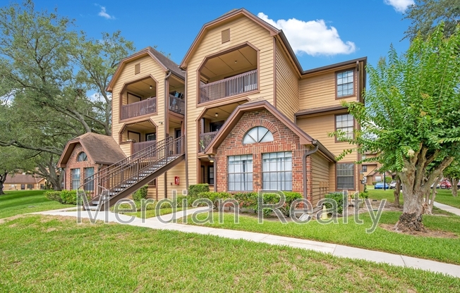 305 LAKEPOINTE DR
