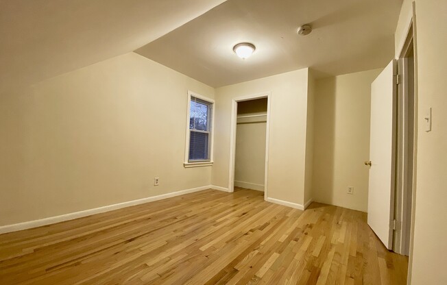 2 beds, 1 bath, $2,600, Unit 3