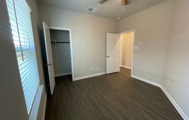 3 beds, 2 baths, $1,325, Unit 3407 Lindsay Lane