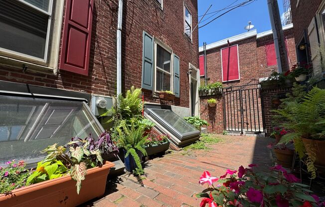Gorgeous 2-Bedroom Townhome in Society Hill! Available NOW!