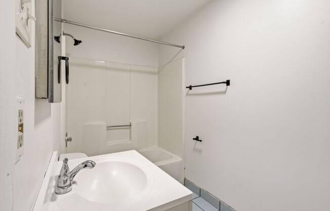 1 bed, 1 bath, 700 sqft, $799, Unit #107
