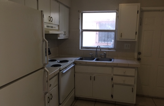 Large 3-2 apartment with central air and hookups for washer and dryer