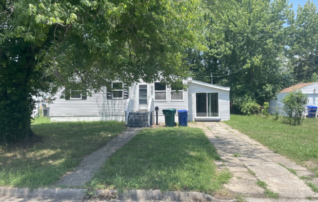 911 W RUSSELL CT