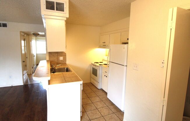 2 beds, 1 bath, 800 sqft, $795, Unit 1311 Glen Oaks #3