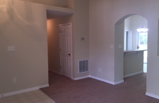 APOPKA RENTAL HOME-Spacious 3 bed x 2 bath one story home!! Move in JULY 2025!! Beautiful conservation area in back!