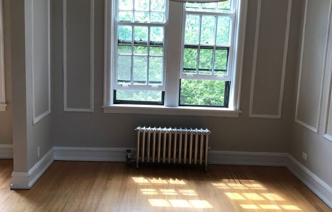 Bright and Sunny Unit ~ One Bed/One bath ~ Heat Included ~ Pets Welcome