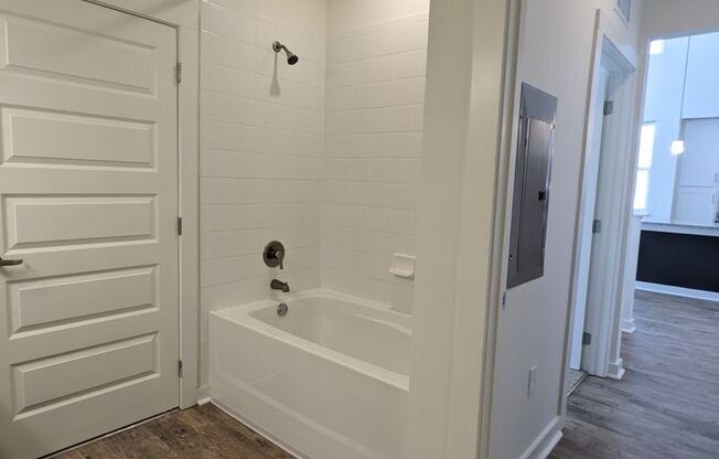 1 bed, 1 bath, 902 sqft, $1,580, Unit 13-1321