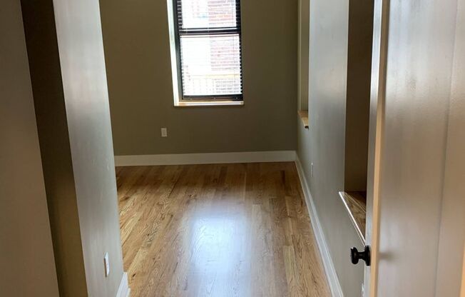 1 bed, 1 bath, 1,044 sqft, $1,250, Unit 909