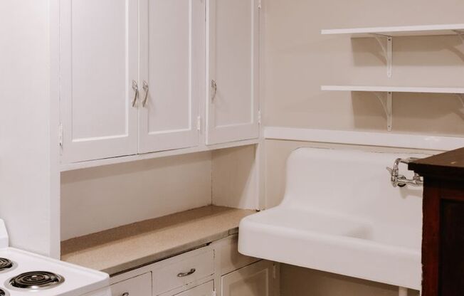 Studio, 1 bath, 449 sqft, $875, Unit Apt 5