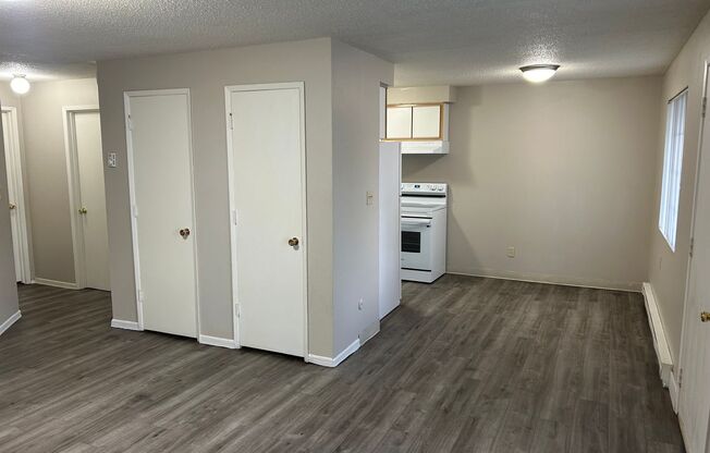 2 beds, 1 bath, 850 sqft, $1,200, Unit Unit #32