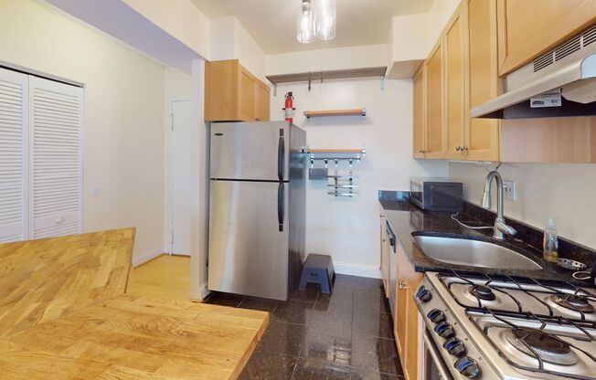 Spacious Studio Apartment W/Roof Top, Gym, Laundry, Front Desk, & Much More!