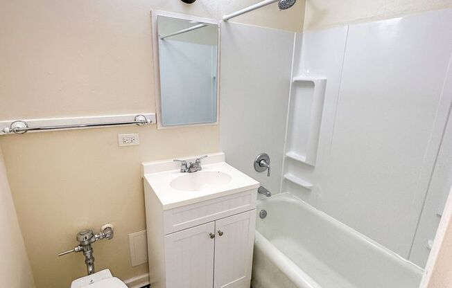 Studio, 1 bath, 365 sqft, $1,095, Unit 106